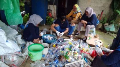 Membangkitkan Kesadaran Warga Melalui Bank Sampah di Kampung Berseri Astra Ecovillage Sarabar