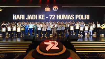 Divisi Humas Polri mendapatkan 2 Hadiah dari Kapolri.