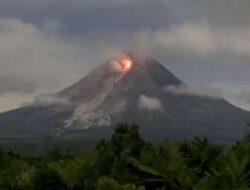 Gunung Merapi Melepaskan Awan Panas Dua Kali dengan Jarak 2,4 Km Malam Ini