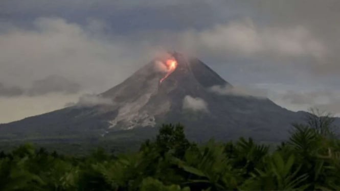 Gunung Merapi Melepaskan Awan Panas Dua Kali dengan Jarak 2,4 Km Malam Ini