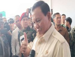 Prabowo Mengacungkan Jempol untuk Calon Panglima TNI Jenderal Agus Subiyanto