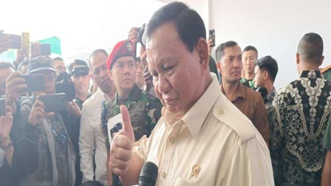 Prabowo Mengacungkan Jempol untuk Calon Panglima TNI Jenderal Agus Subiyanto