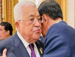 Jokowi Rangkul Presiden Palestina Mahmoud Abbas dan Sampaikan Keprihatinan pada Momen tersebut