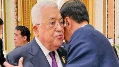 Jokowi Rangkul Presiden Palestina Mahmoud Abbas dan Sampaikan Keprihatinan pada Momen tersebut