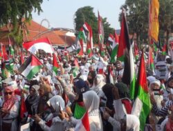 Ribuan Orang Berkumpul di Surabaya untuk Mendukung Palestina, Menggalang Dana, dan Membagi Semangka