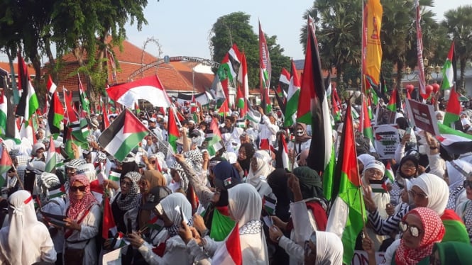 Ribuan Orang Berkumpul di Surabaya untuk Mendukung Palestina, Menggalang Dana, dan Membagi Semangka