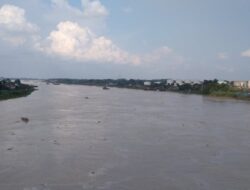 Tercemarnya Sungai Batanghari di Jambi oleh Sampah dan Eceng Gondok