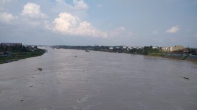 Tercemarnya Sungai Batanghari di Jambi oleh Sampah dan Eceng Gondok