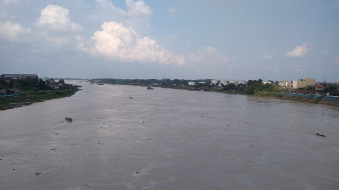 Tercemarnya Sungai Batanghari di Jambi oleh Sampah dan Eceng Gondok