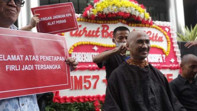 Syukuran Firli Bahuri Menjadi Tersangka, Abraham Samad dan Rekan-rekan Cukur Gundul