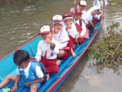 Siswa SD dan TK di Jambi Bersedia Naik Perahu Setiap Hari untuk Ke Sekolah