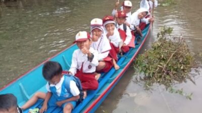 Siswa SD dan TK di Jambi Bersedia Naik Perahu Setiap Hari untuk Ke Sekolah