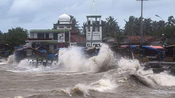 BMKG Mengimbau Masyarakat Pesisir untuk Mewaspadai Potensi Gelombang Tinggi hingga 4 Meter