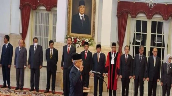 Jokowi Mengukuhkan Irjen Marthinus Hukom Sebagai Kepala BNN