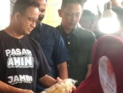 Kegiatan Capres Anies Membeli Kerupuk di Pasar Angso Duo Jambi