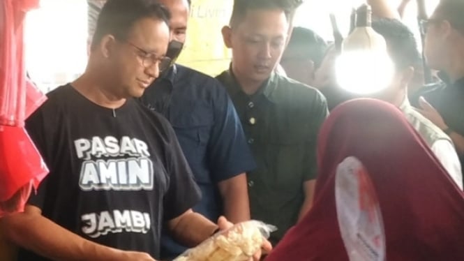 Kegiatan Capres Anies Membeli Kerupuk di Pasar Angso Duo Jambi