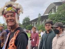 Ganjar Pranowo Menghadiri Nitilaku Dies Natalis UGM ke-74 Mengenakan Baju Adat Dayak