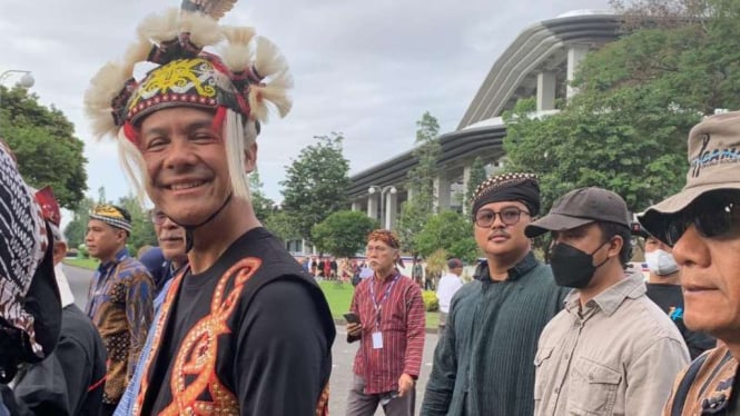 Ganjar Pranowo Menghadiri Nitilaku Dies Natalis UGM ke-74 Mengenakan Baju Adat Dayak