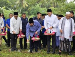 Susilo Bambang Yudhoyono Meneteskan Air Mata saat Berziarah ke Kuburan Massal Korban Tsunami Aceh