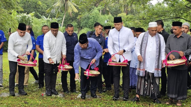 Susilo Bambang Yudhoyono Meneteskan Air Mata saat Berziarah ke Kuburan Massal Korban Tsunami Aceh