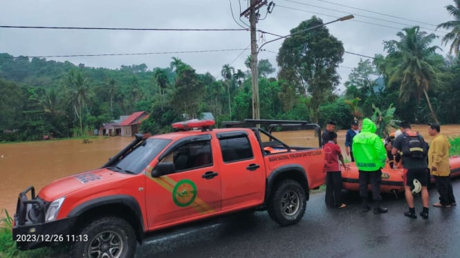 Banjir dan Longsor Melumpuhkan Jalan Lintas Sumbar – Riau