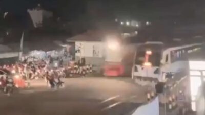 Pengendara Motor Tertabrak Kereta Saat Malam Tahun Baru, Nyawa Melayang dalam Detik-detik yang Mengerikan