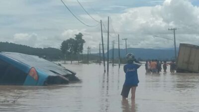 Bus Nekat Menerobos Banjir di Kerinci Jambi dan Nyemplung ke Sawah