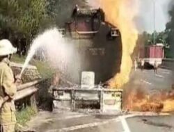 Truk Tangki yang Mengangkut Methanol Terbakar di Jalan Tol Tangerang-Merak