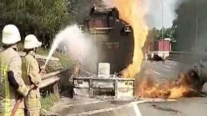 Truk Tangki yang Mengangkut Methanol Terbakar di Jalan Tol Tangerang-Merak