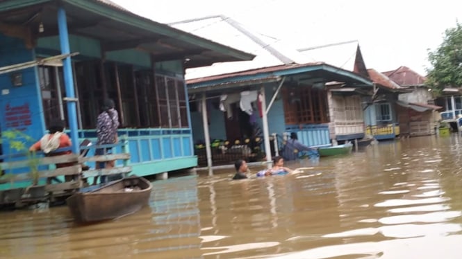 Kota Jambi Mulai Dilanda Banjir Besar dengan Kedalaman Air 4 Meter Lebih