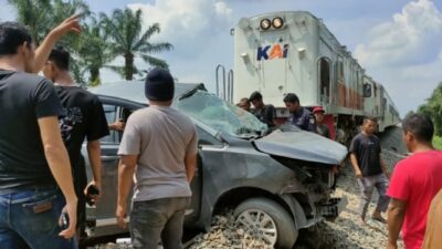 1 Orang Tewas Setelah Mobil Terseret 400 Meter