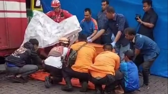 Pekerja Tewas Setelah Tali Pengait Terlepas dan Tertimpa Kontainer di Surabaya