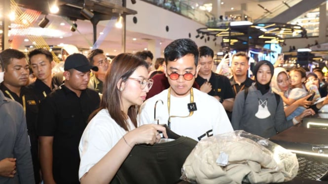 Gibran dan Selvi Mendadak Jadi Kasir di Pameran Aerostreet Solo Paragon