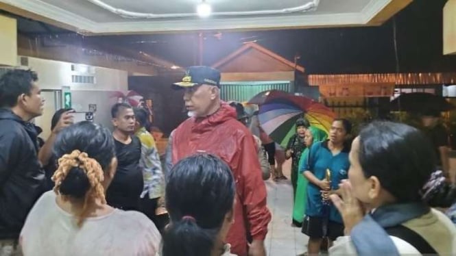 Ratusan Pengungsi Warga Parak Gadang Timur Padang karena Banjir yang Merendam Rumah Mereka