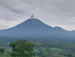 Masyarakat Diingatkan Bahaya Lontaran Batu Pijar Akibat Erupsi Tiga Kali Gunung Semeru