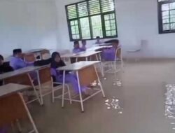 Siswa-Siswi SD di Jambi Tetap Masuk Sekolah Meskipun Dilanda Banjir Selama 3 Bulan