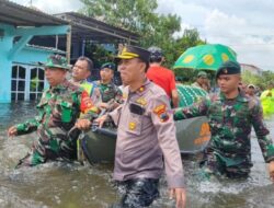 Kompol Rismanto Melintasi Banjir Semarang untuk Mengantarkan Jenazah Nenek Romlah ke Pemakaman