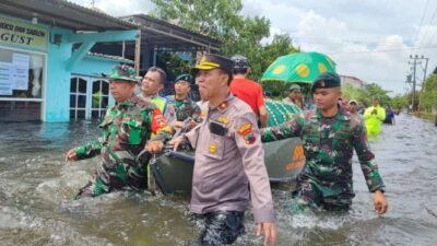 Kompol Rismanto Melintasi Banjir Semarang untuk Mengantarkan Jenazah Nenek Romlah ke Pemakaman