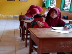 Kisah Sedih Nuraeni, Siswi SD di Sinjai Menyusul Ibunya Meninggal dengan Membawa Adiknya ke Sekolah