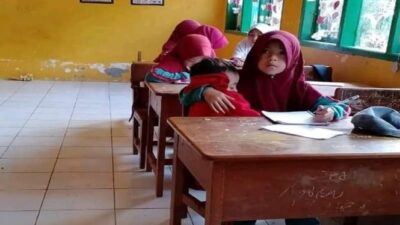 Kisah Sedih Nuraeni, Siswi SD di Sinjai Menyusul Ibunya Meninggal dengan Membawa Adiknya ke Sekolah