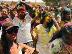 Warga Lokal dan Turis India Merayakan Festival Warna Holi di Bali