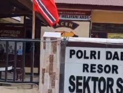 Warga Bireuen Memasang Bendera Bulan Bintang di Kantor Polsek Samalanga Aceh