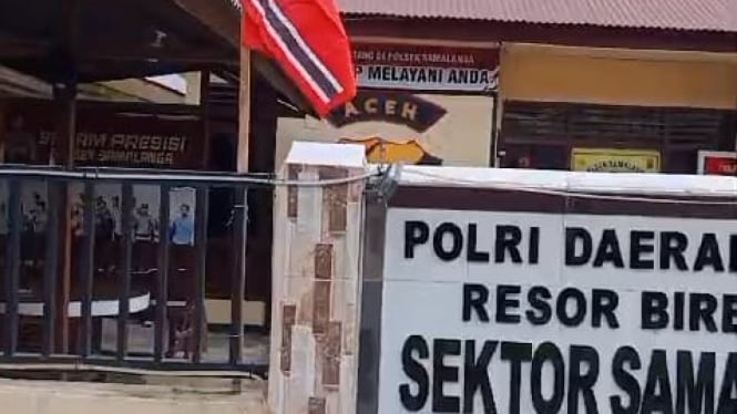 Warga Bireuen Memasang Bendera Bulan Bintang di Kantor Polsek Samalanga Aceh