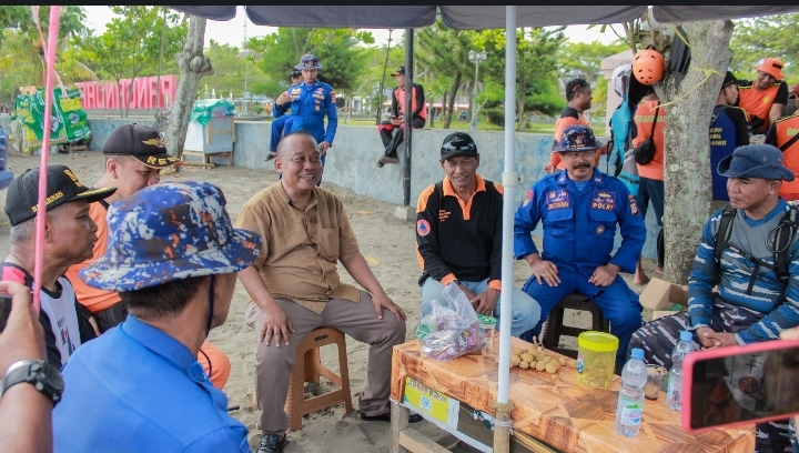 Dadang, Bacabup, Mengunjungi Tim SAR di Pantai Pangandaran