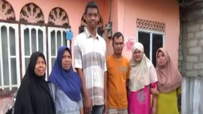 Mengenal Sagil, Siswa SD Berpostur Tinggi 2 Meter dari Kerinci Jambi