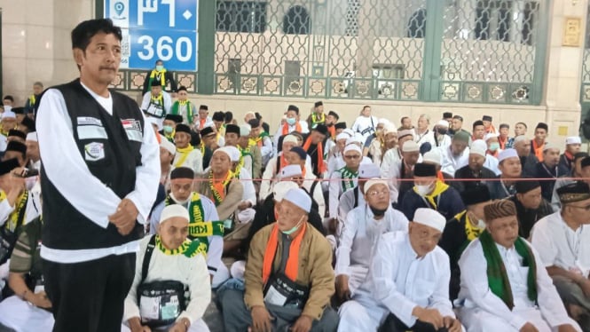 Bantuan Petugas Haji di Masjid Nabawi untuk Jemaah yang Lupa Jalan ke Hotel