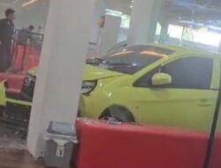 Mobil Honda Brio Viral Tabrak Tiang dan Rusak di Dalam Showroom