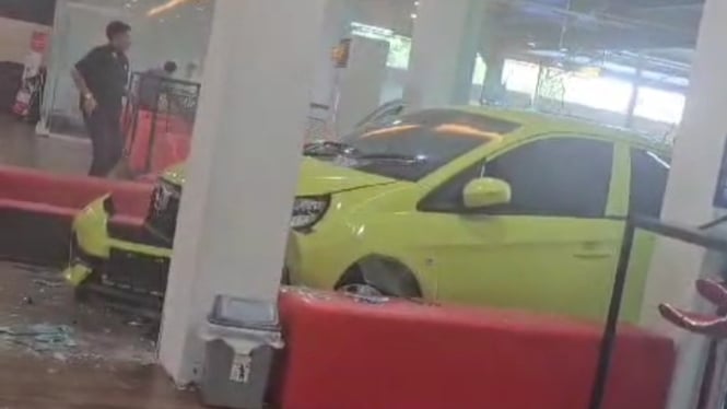 Mobil Honda Brio Viral Tabrak Tiang dan Rusak di Dalam Showroom