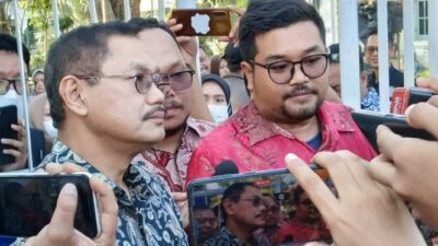 Profesor Bus Membuat Surat Kepada Rektor Unair untuk Meminta Penjelasan Tentang Pemecatannya dari Jabatan Dekan FK