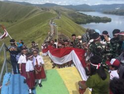 TNI-Polri dan Pelajar Memperpanjang Bendera Merah Putih 1.000 Meter di Bukit Tunggu Wiri